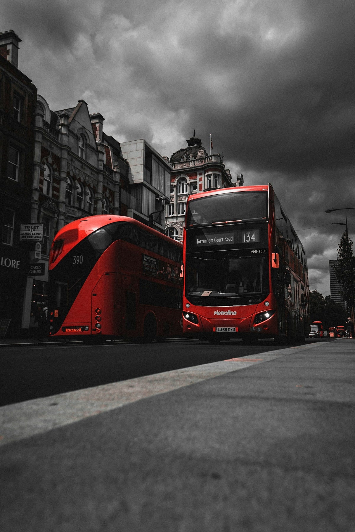 Londres — bus rouge dans une rue aux tons sombres