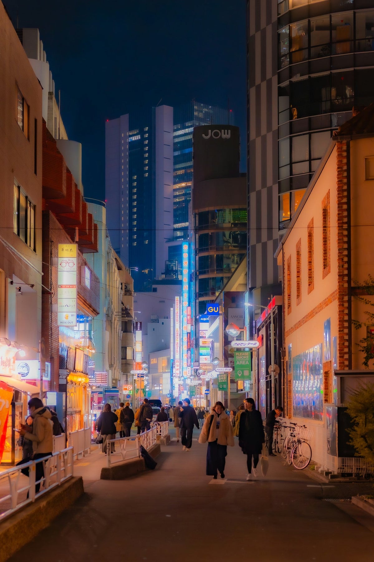 Tokyo — rue nocturne éclairée par les enseignes